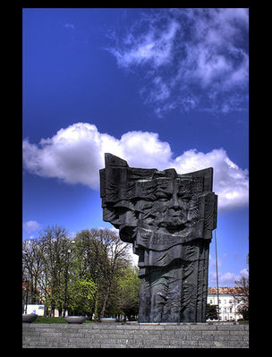 pomnik W. Broniewskiego
