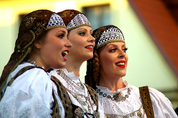 Śliczne dziewczyny z zespołu MAZOWSZE.
Występ na Starym Mieście.
