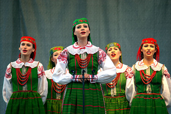 Śliczne dziewczyny z zespołu MAZOWSZE.
Występ na Starym Mieście.
