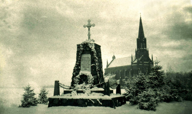 Pomnik nad Wisłą (1930).
Nowy Duninów. Fotografia ze zbiorów Jana Berlińskiego z Woli Brwileńskiej.
