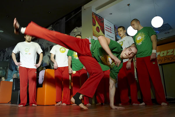 Występ grupy Capoeira Unicar Płock podczas Fashion Face & Body w Restauracji Orangebox
