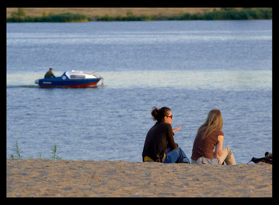 zamiast ławki w parku plaża nad Wisłą
kiedy słońce chyli się ku zachodowi

