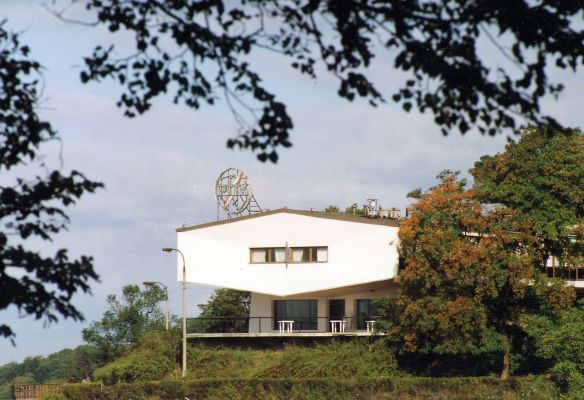 PTTK
PTTK na nadwiślańskiej skarpie - Skan ze zbiorów mojego ojca.
