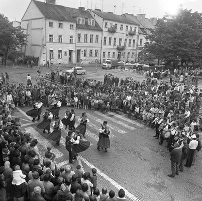 Przegląd Zespołów Folklorystycznych przed Płockim Ratuszem
