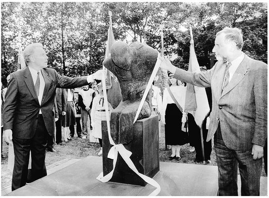 odsłonięcie pomnika ofiar totalitaryzmu
