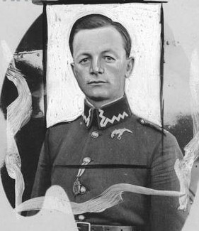 sierżant pilot Kopciuch Jan z 2 pułku lotn.
Fotografia portretowa zamieszczona w prasie w związku ze śmiercią pilota w katastrofie lotniczej pod Płockiem
Słowa kluczowe: pilot