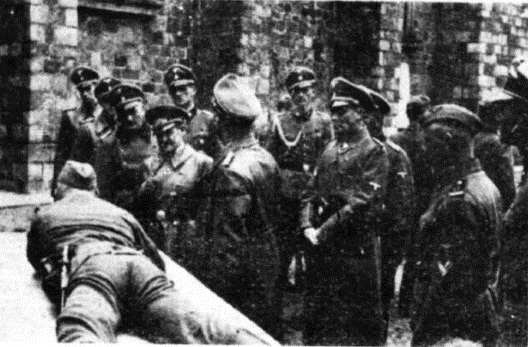 Himmler w Płocku
Żołnierz niemiecki strzela do tarczy na murach płockiej katedry
fot. Notatki płockie
Słowa kluczowe: Himmler