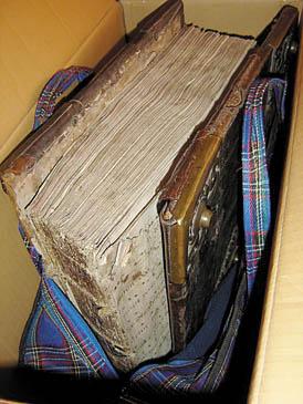 Graduał  Płocki
Graduał to księga liturgiczna zawierająca wszystkie pieśni śpiewane podczas mszy św. Są w nim teksty i nuty. Średniowieczne graduały są bogato ilustrowane. Na ocalałych kartach tomu raciborskiego widnieją podobizna jednego ze śląskich Piastów, prawdopodobnie księcia Mieszka Plątonogiego, oraz barwne wizerunki świętych

Graduał, modlitewnik, śpiewnik, pozostał po kanonikach regularnych, którzy w średniowieczu mieli w Czerwińsku jedną z większych bibliotek. 203-kartkowy, szyty, okładka drewniana, oprawiona w skórę z wytłaczanym ornamentem, okucia metalowe. - Tylko sześć takich ksiąg jest w całym kraju -
