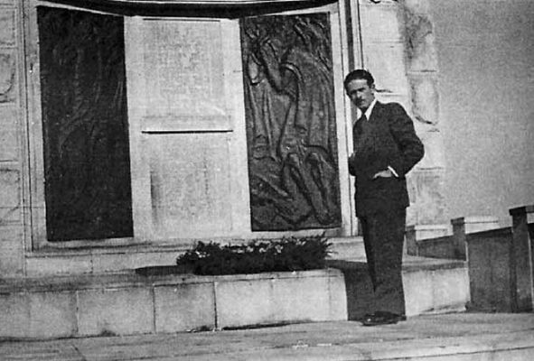 A. Nauman-Nowicki pod pomnikiem pamięci pomordowanych Żydów Płockich przy Sportowej, Płock, ok. 1949
Słowa kluczowe: pomnik