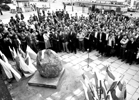 Uroczystości rocznicowe upamiętniające wydarzenia czerwcowe 1976 rok przed bramą Nr 2 MZRiP
