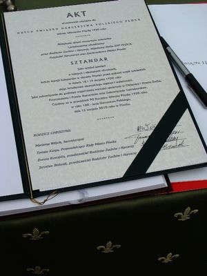 Akt nadania Hufcowi ZHP Płock Sztandaru
Słowa kluczowe: harcerze sztandar