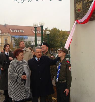 Rodzice Darka odsłonili Tablicę Pamięci
17 października 1993 r. został zamordowany w niewyjaśnionych okolicznościach 27-letni Dariusz Stolarski, więzień polityczny PRL, działacz Solidarności, Konfederacji Polski Niepodległej, Polskiej Partii Niepodległościowej i współzałożyciel Federacji Młodzieży Walczącej w Płocku.

24.10.2009. r.
Słowa kluczowe: Dariusz Stolarski