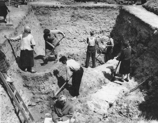 Wykopaliska
Zbiory Wojewódzkiego Konserwatora Zabytków w Warszawie o. Płock

'Płock w starej fotografii (po roku 1945)' - [url=http://historia.e-plock.pl/po1945/galeria.html]http://historia.e-plock.pl/po1945/galeria.html[/url]
Słowa kluczowe: Wykopaliska
