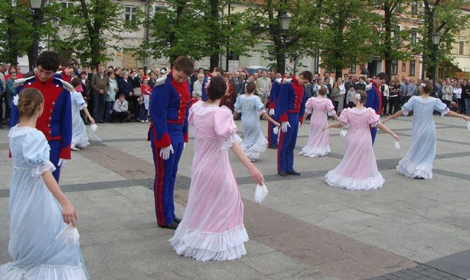 Uroczystości 3 maja 2010 
polonez przed ratuszem
Słowa kluczowe: 3 maja 