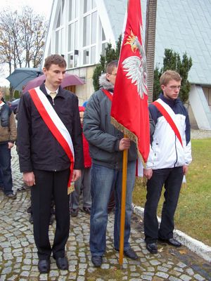 Poczet sztandarowy z "70"
19 września 2007r o godz. 16,00 przed Krzyżem Katyńskim na 
Cmentarzu Komunalnym w Płocku mieszkańcy Płocka modlili się za 
zamordowanych Polaków. Wśród nich byli też Płocczanie
Słowa kluczowe: krzyż ,katyński, cmentarz