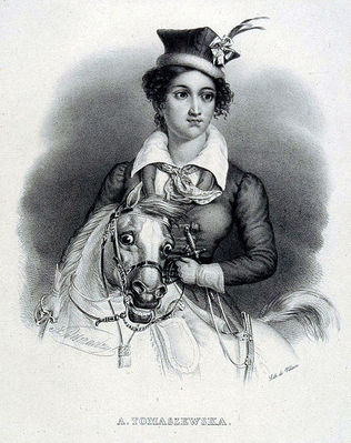 Antonina Tomaszewska
Porucznik kawalerii żmudzkiej w Powstaniu Styczniowym 1863
Do Polski powróciła po 26 latach, w 1857 r., w wyniku ogłoszonej przez władze carskie amnestii. Zamieszkała wraz z mężem i dziećmi w majątku męża pod Płockiem. Obowiązki gospodyni domowej oraz matki trochę ukoiły smutek jej wspaniałej patriotycznej duszy, ale pamięć o porażce i upokorzeniu pozostała w niej na zawsze. Los nie oszczędził jej widoków i klęski powstania z 1863 r. i gorzkich jego owoców. 
Umarła w Płocku w 1883 r.
źródło: Kurier Wileński
Słowa kluczowe: Antonina Tomaszewska