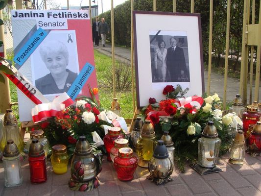 Ołtarzyk - Ofiarom katastrofy w Smoleńsku
Przed budynkiem Politechniki Warszawskiej ul. Jachowicza
Słowa kluczowe: oltarzyk Jachowicza