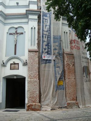 Fara = remont
Gdyby tak zostawić nieotynkowane mury, tylko cegły wyfugowć kościół wyglądałby ciekawiej 
Słowa kluczowe: fara