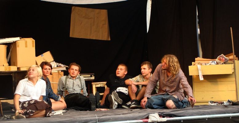 Teatr PER SE - Kompot
Teatr Letni na dziedzińcu Płockiej Galerii Sztuki, Milena Kramkiewicz, Krystyna Borowska, Patryk Rychlik, Mateusz Kryszkowski, Krzysztof Pawlikowski, Patryk Żeromski
Słowa kluczowe: PER SE