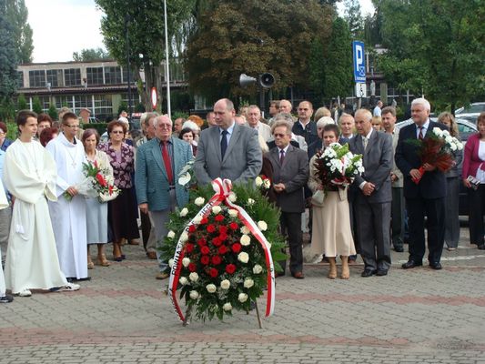 Jubileusz 30-lecia Solidarności = Stanisławówka
Składanie kwiatów przy pomniku ks. Jerzego Popiełuszki.
wieniec kwiatów od Starosty Powiatu Płockiego Piotra Zgorzelskiego
Słowa kluczowe: stanislawowka 