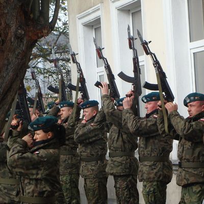 Salwa honorowa
Podczas uroczystość posadzenia w dniu 27 października 2010 roku Dębów Pamięci ku czci kawalerów Krzyża Srebrnego Orderu Wojennego Virtuti Militari:

Słowa kluczowe: Salwa honorowa