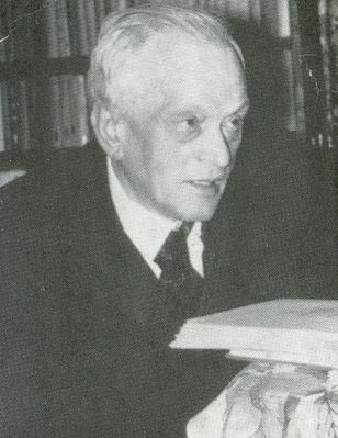 Stefan Gołębiowski ur. 25 listopada 1900r w Bieżuniu
Wychowanek "Małachowianki" Zasłuzony Nauczyciel PRL, Poseł na Sejm z Mazowsza w latach 1957-1965 Członek Honorowy TNP
