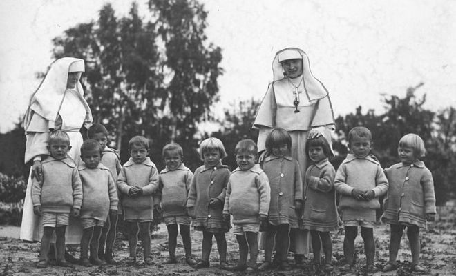 Z dziejów mariawityzmu
Grupa dzieci mariawickich urodzonych w klasztorze płockim. Widoczna m. in. przełożona generalna Zgromadzenia Sióstr Mariawitek Antonina Wiłucka-Kowalska (z prawej).


Słowa kluczowe: mariawici dzieci