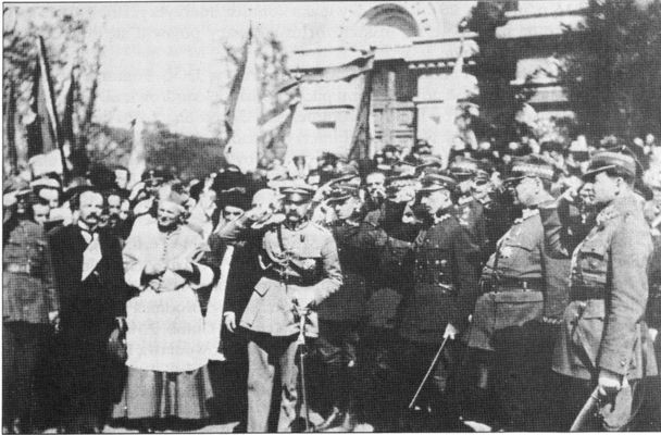 Arcybiskup Julian Nowowiejski i Józef Piłsudski po uroczystości odznaczenia Płocka Krzyżem Walecznych
w dniu 10.IV.1921r. podczas uroczystości nadania miastu Płock Krzyża Walecznych za bohaterską postawę mieszkańców podczas wojny z bolszewikami w sierpniu 1920r. 
