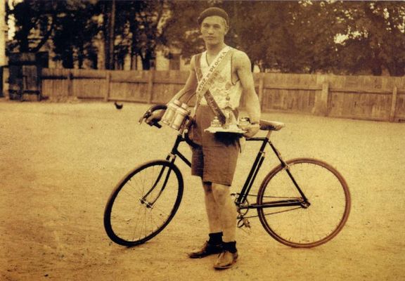 Kosowski Bolesław mistrz kolarski z Plocka - rok 1929
Słowa kluczowe: Kolarstwo Kosowski Bolesław