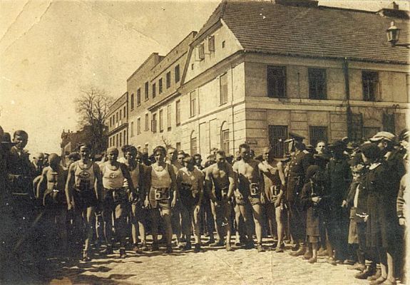 Do biegu ulicznego start!!
rok 1935  W głebi budynek poczty
Słowa kluczowe: bieg uliczny