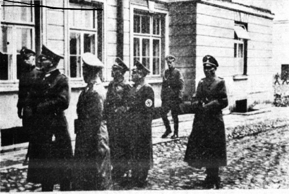 Himmler w Płocku
Oficerowie SS zwiedzają zabudowania Seminarium Duchownego w Płocku
fot. Notatki Płockie
Słowa kluczowe: Himmler