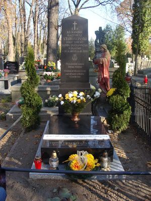 Odrestaurowany pomnik twórcy hejnału płockiego ks. Kazimierza Starościńskiego
Cmentarz stary - ulica  Kobylińskiego

Nowym elementem oprócz otoczenia jest zapis nutowy hejnału - i napis Ratujmy Płockie Powązki 2009
Słowa kluczowe: Cmentarz Kobylińskiego