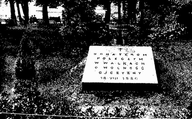 Bohaterom poległym o wolność ojczyzny - 1920 r.
Nieistniejący pomnik  - Dziś szalety!!!!! - zamiast tego pomnika jest płyta Nieznanego Żołnierza przed odwachem
