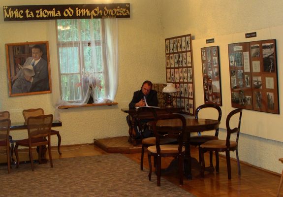 w domu Władysława Broniewskiego
Słowa kluczowe: Broniewski