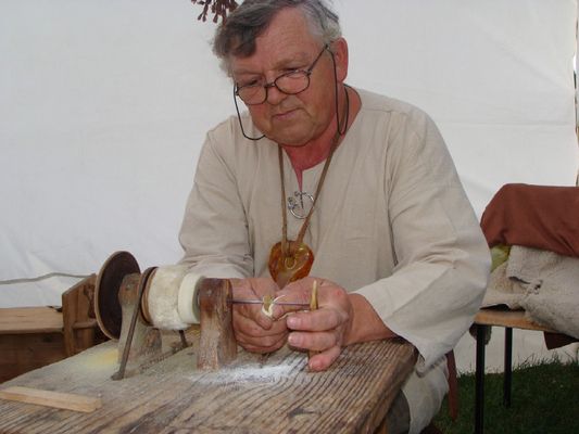 Piknik Archeologiczno Etnograficzny 2009
obróbka bursztynu
Słowa kluczowe: Piknik Archeologiczno Etnograficzny