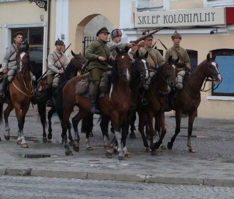 Obrona Płocka 
inscenizacja historyczna obrony płocka przed bolszewikami z 1920r- miejsce plac Narutowicza
Słowa kluczowe: inscenizacja historyczna 