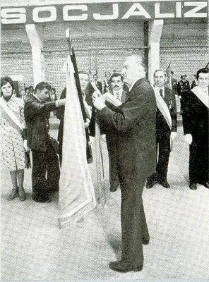 Dekoracja sztandaru
29 października 1977 r Prezes Rady Ministrów Piotr Jaroszewicz dekoruje sztandar płockiej Petrochemii Orderem Sztandaru Pracy I klasy. Uroczystość odbyła się w hali Warsztatów Olefin II

W poczcie sztandarowym Teresa Lewandowska, Władysław Janiszewski, Stanisław Biały, Wiesław Bartoszewski, Aleksander Brach
Słowa kluczowe: dekoracja sztandar order