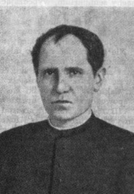 KS. DUBLEWSKI TADEUSZ (1894 - 1945)
dr teologii, dr filozofii, licencjat nauk biblijnych, kanonik kapituły katedralnej, zamordowany w Płocku
Urodził się 26 X 1894 r. we wsi Prusinowice, par. Klukowo jako syn rolnika Władysława i Anny z Kaczyńskich. Po skończeniu szkoły powszechnej zapisał się do Seminarium Nauczycielskiego w Wymyślinie-Skępem. Po jego z ukończeniu pracował jako nauczyciel w szkole ludowej w Brwilnie. Tam nawiązał kontakt z miejscowym proboszczem ks. A. Maciejowskim, profesorem Seminarium Duchownego, znanym z zamiłowań literackich. Te właśnie sprawy złączyły ich mocno, bowiem młody nauczyciel sam także pisał wiersze i rozmiłowany był w literaturze. Po gruntownym namyśle porzucił pracę nauczycielską i wstąpił do Seminarium Duchownego w Płocku. Tu odznaczał się dużymi zdolnościami, dlatego władza seminaryjna wysunęła go jako kandydata na studia teologiczne w Instytucie Katolickim w Paryżu.
28 VI 1924 r. przyjął święcenia kapłańskie w Lisieux z rąk bpa A. Szelążka, sufragana płockiego. Nawiązał tam ściślejsze stosunki z karmelitami, sam zostając tercjarzem karmelitańskim, a potem wprowadził jedyne w diecezji tercjarstwo karmelitańskie pań. Po skończeniu studiów teologicznych w Paryżu udał się na studia biblijne w Rzymie. Odwiedził Ziemię św. i Egipt, przywożąc wiele pomocy naukowych do wykładów Pisma św. Po powrocie do kraju otrzymał 6 IX 1926 r. nominację na profesora Pisma św. Nowego Testamentu i patrologii w Seminarium Duchownym. Będąc profesorem, nosił się z zamiarem wstąpienia do zakonu, dawał temu wyraz w wielu wypowiedziach i listach do przyjaciół. Oprócz dotychczasowych zajęć bp Nowowiejski zlecił mu opiekę nad księżmi studiującymi za granicą. Ponadto 18 VIII 1930 r. objął on stanowisko wicerektora. Na stanowisku tym dał się poznać jako dobry wychowawca i pedagog, sam będąc kapłanem o głębokiej kulturze duchowej. Znając metody wychowawcże w seminariach francuskich i włoskich, wglądał w życie alumnów, szybko zyskując ich zaufanie. W pracy pozaseminaryjnej udzielał się także w nowicjacie Zgromadzenia Sióstr Pasjonistek w Płocku, często prowadził im rekolekcje. Utrzymywał obfitą korespondencję z różnymi osobami i osobistościami, pracował ofiar~ nie w Akcji Katolickiej, głównie jaka kierownik "Ogniska Myśli katolickiej w Płocku, przy którym skupiała się elita inteligencji męskiej. W niedziele i święta odprawiał w katedrze Mszę w południe; rozwijał katolickie zasady społeczne, będąc czasem niesłusznie posądzonym o radykalizm społeczny. Był ojcem duchowym diecezjalnej prasy katolickiej, zwłaszcza tygodnika diecezjalnego "Hasło Katolickie"; umieszczał tam okolicznościowe artykuły, nauki niedzielne i świąteczne, które przedrukowywane w ulotkach w tysiącach egzemplarzy rozchodziły się po całej diecezji. W 1938 r. miał propozycję objęcia stanowiska rektora Kolegium Papieskiego w Rzymie, jednak z niej nie skorzystał. W uznaniu zasług dla Kościoła diecezjalnego został odznaczony 3 III 1938 r. kanonią katedralną.
Krótko trwał rok seminaryjny 1939/1940. Już 9 XII 1939 r. esesmani zajęli gmachy seminarium, wypędzając księży profesorów i kleryków. Ks. Dublewski wymeldował się z Płocka i zgodnie z prośbą otrzymał nominację na wikariat swojej rodzinnej parafii Klukowie, choć nie zameldował się tam jako ksiądz. Często kursował do Płocka, służąc rozmaitą pomocą księżom. Tak było do roku 1943, kiedy to plebanię klukowską zajęto na urząd gminny. Nie mając więc stałego miejsca w Klukowie, znalazł przytulisko w strzegocińskim klasztorze, gdzie proboszczem był ks. A. Murawski. Tu dalej oddawał się studiom biblijnym, choć chętnie wyjeżdżał do Pułtuska i Płocka. Zawsze żył sprawami Kościoła i diecezji. Spokój w Strzegocinie trwał tylko rok. Zakłóciły go wypadki we wsi, między innymi rzekoma kradzież broni, co spowodowało wiele aresztowań, w tym też ks. Dublewskiego. Było to 22 VIII 1944 r,. Nazajutrz został przewieziony do więzienia w Pułtusku. Pomimo starań proboszcza z Klukowa ks. M. Przedpełskiego u Gestapo nie udało się go uwolnić. Na początku września 1944 r., gdy Pułtusk był ewakuowany z racji zbliżania się wojsk radzieckich, więźniów wywieziono do Płońska, Sierpca i Płocka. W grupie wywiezionej do Płocka, jak zeznał jeden z parafian klukowskich, również więzień, był także ks. Dublewski. W styczniu 1945 r,., w momencie zbliżania się frontu, Niemcy w nocy z 19 na 20 I na ulicy Sienkiewicza 28 w Płocku dokonali masowego mordu na 99 więźniach, których tam spędzili, i podpalili budynek. Wśród pomordowanych najprawdopodobniej był także ks. Dublewski.


