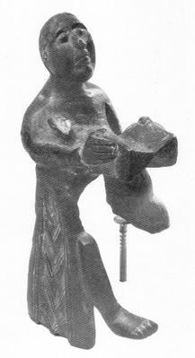 Figurka "lektora" z Muzeum Diecezjalnego w Płocku
Figurka odlana z brązu, przedstawiająca siedzącego mężczyznę we wzorzystej szacie, czytającego książkę. Uważa się, że może to być środkowa część świecznika lub też fragment podziału dekoracyjnego drzwi, zapewne Drzwi Płockich. Byłby to więc dowód na to, że Drzwi Płockie trafiły jednak z Magdeburga do Płocka. Niestety, styl tej figurki jest zupełnie inny, niż przedstawień postaci z Drzwi Płockich, które mają szczegółowo opracowaną powierzchnię.  znaleziono w trakcie remontu katedry
Słowa kluczowe: Muzeum, Diecezjalne, figurka