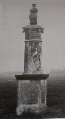 Kapliczka przydrożna w Gilinie
Figura we wsi Gilino wystawiona w pierwszej połowie XIX wieku, murowana z cegły, otynkowana. Na czworobocznym cokole przysadzisty walcowaty słup, na którym rzeźba drewniana św. Walentego - uszkodzona, brak prawej ręki = Jak wygląda dziś?
Gilino- wieś Jeżewskich w XV-XVI wieku, w wieku XVIII w rękaach Kępskich, od roku 1871 należy do Karola Rościszewskiego, 1818 Piotra Wilczewskiego z Koniojad k/ Kwidzyna, poterm Romockich, następnie Kossobudzkich, od 1870 Piwnickich, następnie Grzechowskich. 
Słowa kluczowe: kapliczka  Gilino