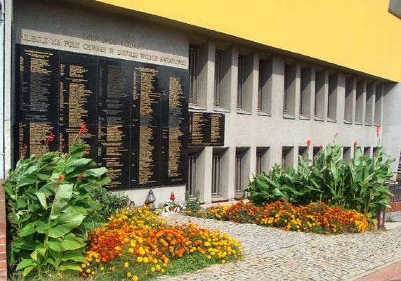 Uaktualniona tablica
* odsłonięcie Tablicy poległych i pomordowanych płocczan podczas II wojny światowej *
13 września 2009 godz.12,00

