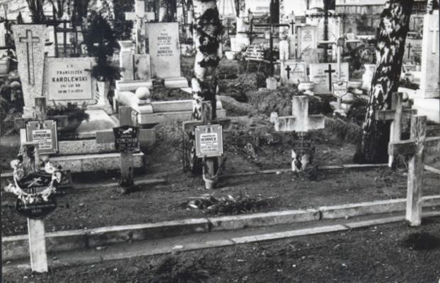 groby
Dawne mogiły ofiar nalotów z 39r cmentarz przy Kobylińskiego autor nieznany
Słowa kluczowe: cmentarz groby