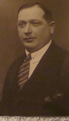 Gustaw Ferdynand Szulc
Szulc, który zmarł, został pochowany na cmentarzu ewangelickim, gdyż był tego wyznania, a gdy się Niemcy dopatrzyli, ze on nie podpisał na folksdojcza, wykopali go i przewieźli na cmentarz katolicki w Radziwiu.
