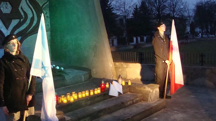 W 73. rocznicę deportacji płockich żydów
Getto w Plotzku - bo tak nazywa się nasze miasto w języku jidysz - istniało krótko, bo od 13 września 1940 r. do 1 marca 1941 roku. W grudniu 1940 w płockim getcie mieszkało 7,6 tysiąca osób pochodzenia żydowskiego z Płocka i około 3 tysięcy żydowskich uciekinierów z pobliskich miast. 
Słowa kluczowe: kirkut 