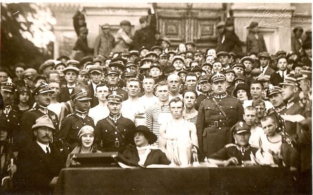 zawody konne 4 pułku strzelców konnych w płocku (lata 20-ste}
Nadesłała Karolina Przymanowska - opis po drugiej stronie:
 I rząd -  w kapeluszu przełożona gimnazjum "Reginek" Marcelina Rościszewska
stoi pułkownik Gonera {nie jestem pewna czy dobrze odczytałam?} - dowódca 4 PSK

II rząd drugi od lewej: rotmistrz Jerzy Gliński, obok porucznik Stanisław Gliński

Słowa kluczowe: zawody konne 4psk