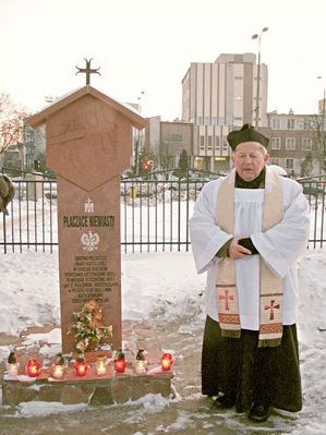ks. Kazimierz Jardzioch - Salezjanin
Przy Stacji Drogi Krzyżowej Płaczące Niewiasty upamiętniającej Powstańców Styczniowych 1863 r

Uroczystości z okazji 147 rocznicy wybuchu Powstania Styczniowego 22 stycznia 2010 r
Słowa kluczowe: ksiadz Kazimierz Jardzioch