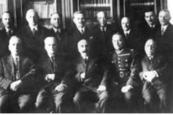 lekarze Szpitala Św. Trójcy
Siedzą od lewej: Bronisław Mazowiecki, Wacław Piasecki, Aleksander Maciesza, Ludwik Ossowski, Ignacy Feinberg

Stoją od lewej: Jakub Winogron, Czesław Kawecki, Chaskel Bresler, Antoni Surzec, Czesław Wojciechowski, Hersz Kadysz, Witold Majda, Adam Beczkowicz

Słowa kluczowe: lekarze