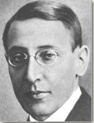 Leszczyński Julian
(ur. 8 stycznia 1889 w Płocku, zm. 20 sierpnia 1939?) Na VII Kongresie Międzynarodówki Komunistycznej w 1935 wygłosił programowe przemówienie, stanowiące próbę skonkretyzowania dla warunków polskich wytycznych nowej taktyki jednolitego frontu. Wspólnie z innymi członkami KC KPP opracował uchwały IV Plenum (1936) i V Plenum (1937) KC KPP.
W 10 czerwca 1937 został aresztowany w Moskwie. Zginął jako ofiara stalinowskiej prowokacji wraz z innymi działaczami KPP w czasie czystek stalinowskich. Kierowana przez niego Komunistyczna Partia Polski oskarżona została wówczas o odchylenia trockistowskie. Nie jest pewne, czy zginął wkrótce czy później. Według prawdopodobnej wersji zmarł w 1939. W 1955 został zrehabilitowany. Pozostawił po sobie ponad 100 pozycji publicystycznych w czasopismach polskich i międzynarodowych.
Słowa kluczowe: Leszczyński Julian