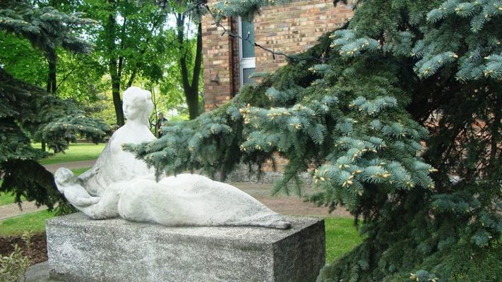 Macierzyństwo
Pomnik przy Domu technika
Słowa kluczowe: macierzyństwo