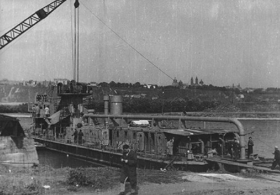 Refuler
popularnie zwany pogłębiarką. Potężna maszyna do pogłębiania dna rzeki i wydobywania piasku.
Lata 50-te

'Płock w starej fotografii (po roku 1945)' - [url=http://historia.e-plock.pl/po1945/galeria.html]http://historia.e-plock.pl/po1945/galeria.html[/url]
Słowa kluczowe: pogłębiarka, Refuler